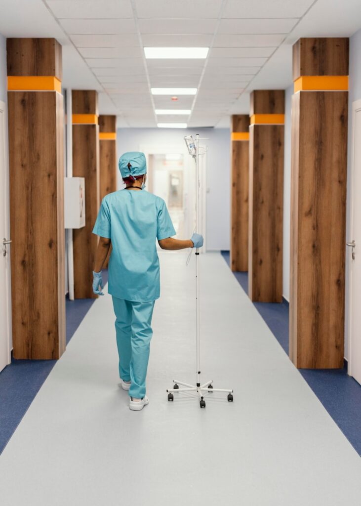 Aplicare verticală rășini sintetice 62 Aplicarea pe pereți în spații medicale și farmaceutice